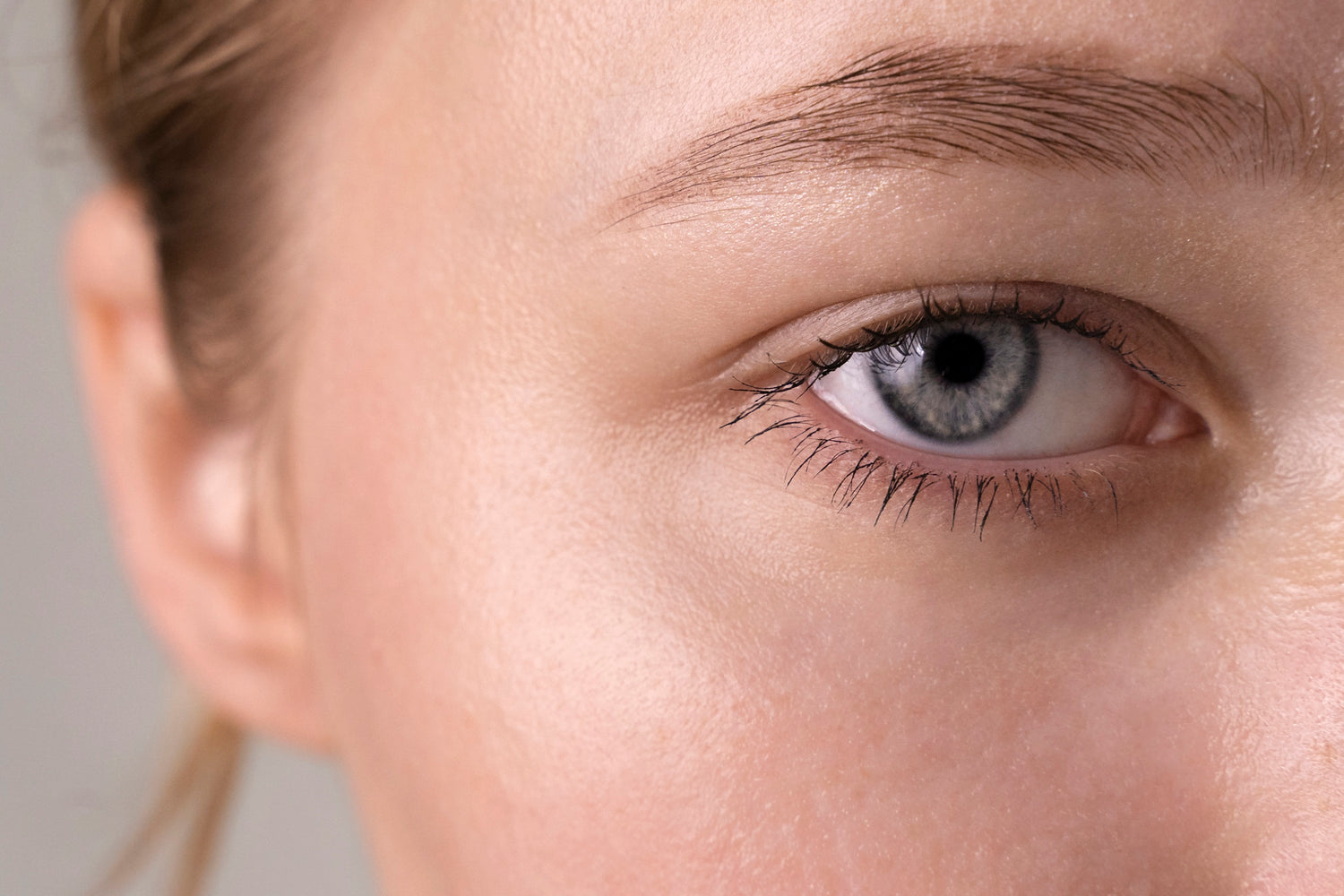 Frau mit natürlicher Ausstrahlung und Fokus auf den Augenbereich – die zarte Haut unter den Augen zeigt leichte Augenringe. Das Bild unterstreicht die Bedeutung gezielter Pflege für einen wachen, frischen Blick. Es gehört zur Kategorie „Augenringe“ und unterstützt die Produktempfehlung von Pure Elements Naturkosmetik.
