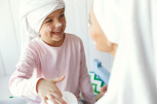 Natürliche Kinderkosmetik: Warum weniger mehr ist – und worauf Eltern wirklich achten sollten
