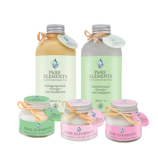 Anti Age Gesichtspflege Kombi-Set von Pure Elements als Hauptbild auf weißem Hintergrund. Enthält fünf hochwertige Produkte: Reinigungsmilch •Energie• mit Sanddornöl, Gesichtspeeling •Energie• mit Reis, Gesichtswasser •Energie• mit Frangipani, Hyaluron Tagescreme •Anti Age• mit Lotusextrakt und Hyaluron Maske •Anti Age• mit Lotusextrakt – für eine ganzheitliche, natürliche Anti-Aging-Pflege.