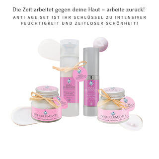 Vier Produkte aus dem Anti-Age Kombi-Set von Pure Elements: Hyaluron Tagescreme 50 ml, Maske 50 ml, Serum 30 ml und Augencreme 15 ml – alle mit Lotusextrakt, vegan, glutenfrei, BDIH-zertifiziert, Made in Deutschland, mit Spruch: Die Zeit arbeitet gegen deine Haut – arbeite zurück