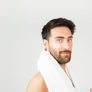 Anwendung des MEN Q10 Fluids von Pure Elements – ein Mann trägt das vegane Naturkosmetik-Fluid auf das Gesicht auf, Pflege mit Q10, Vitamin E und Sheabutter, BDIH-zertifiziert, Made in Deutschland