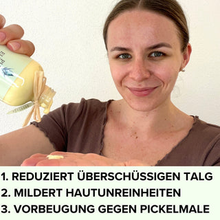 Frau wendet Reinigungsmilch •Energie• mit Sanddornöl von Pure Elements an. Sie schüttelt die 200 ml Flasche, und die Reinigungsmilch fließt in ihre Hand. Unten stehen die Vorteile: 1. Reduziert überschüssigen Talg, 2. Mildert Hautunreinheiten, 3. Vorbeugung gegen Pickelmale. BDIH-zertifizierte, vegane, glutenfreie Naturkosmetik mit echten Bergkristallen, tierversuchsfrei.