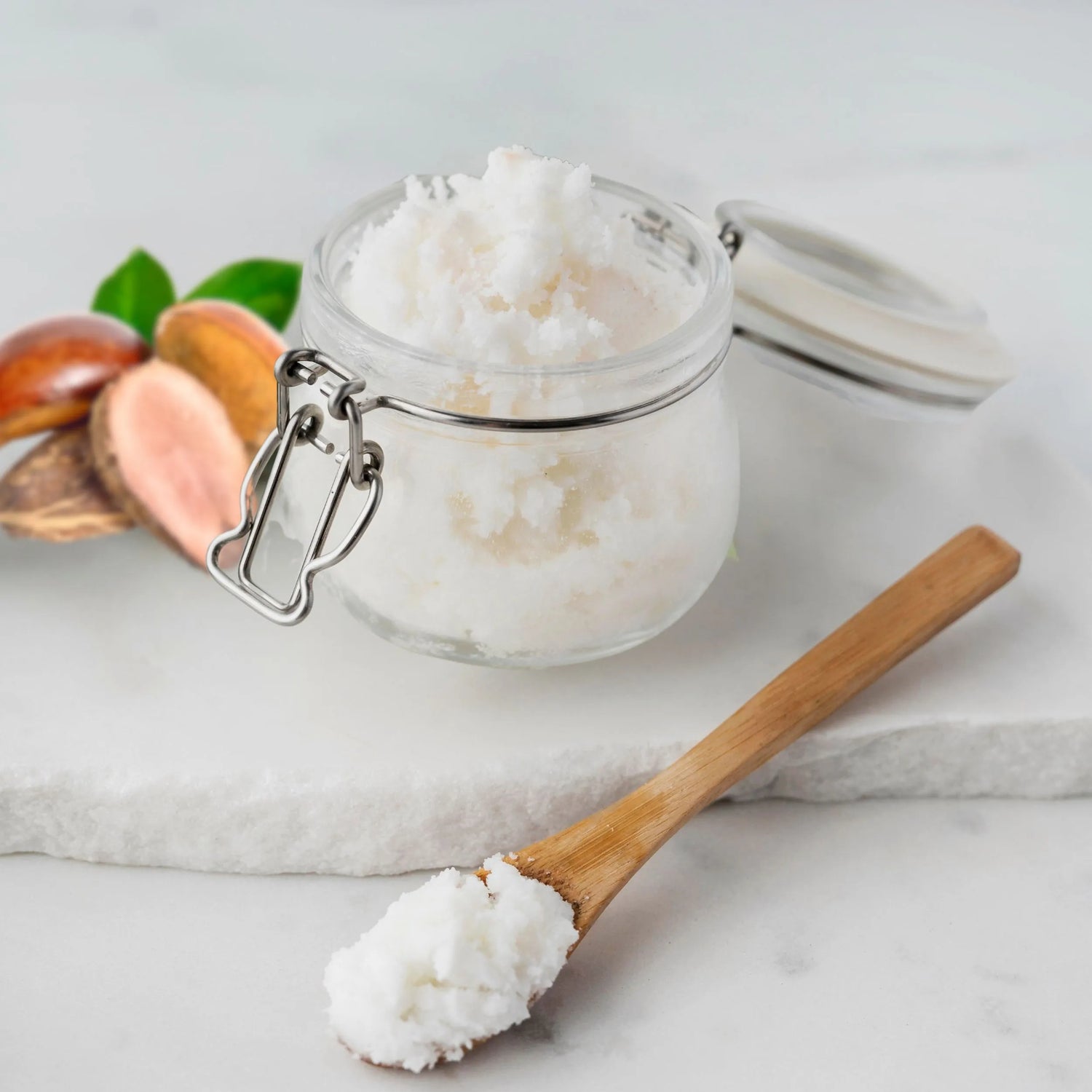 Sheabutter_Nuesse_Loeffel_Flasche