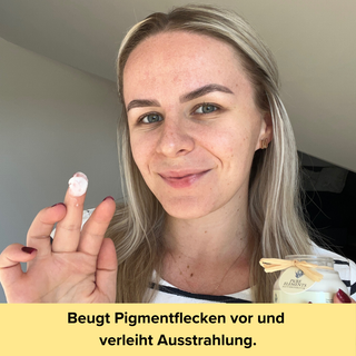 Eine Frau trägt die Pure Elements Tagescreme Energie mit Tomatenextrakt auf ihrer rechten Hand auf und zeigt sie in die Kamera. Der Spruch auf dem Bild lautet: „Beugt Pigmentflecken vor und verleiht Ausstrahlung“. Das Bild vermittelt die Wirkung der Creme – strahlende, geschützte Haut durch pflanzliche Wirkstoffe. Vegane Naturkosmetik mit echten Bergkristallen, glutenfrei, BDIH-zertifiziert, tierversuchsfrei und Made in Germany
