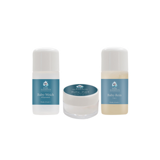 Baby-Kennenlern-Set von Pure Elements als Hauptbild mit weißem Hintergrund. Drei sanfte Naturkosmetik-Proben für empfindliche Babyhaut: •Baby-Weich• Körpermilch 10 ml, •Baby-Rein• 2 in 1 Waschgel 10 ml, •Baby-Zart• Gesichtscreme 5 ml. Ideal zum Kennenlernen der milden Pflegeprodukte.