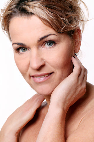 Eine Frau lächelt entspannt und strahlt nach der Anwendung eines Pure Elements Produkts – das Bild vermittelt das schöne Gefühl gepflegter, hydratisierter und strahlender Haut. Vegane Naturkosmetik mit echten Bergkristallen, glutenfrei, tierversuchsfrei, BDIH-zertifiziert, Made in Germany