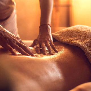 Entspannungsmassage_beim_Halbdunkel_mit_Koerper-_Massageoel_Energie