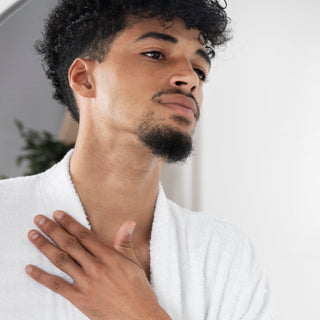 Ein Mann zeigt, wie sich seine Haut nach der Anwendung des MEN After Shave Balm Energie von Pure Elements anfühlt – sein Gesichtsausdruck vermittelt Frische, Beruhigung und Zufriedenheit. Vegane Naturkosmetik mit echten Bergkristallen, glutenfrei, BDIH-zertifiziert, tierversuchsfrei und Made in Germany
